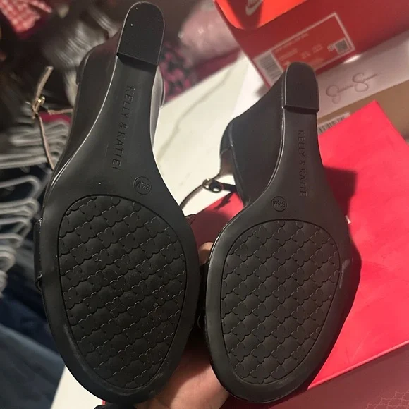 Kelly & Katie Black Wedge Sandals - Picture 6 of 7